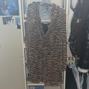 Dress with animal print size medium never been worn.